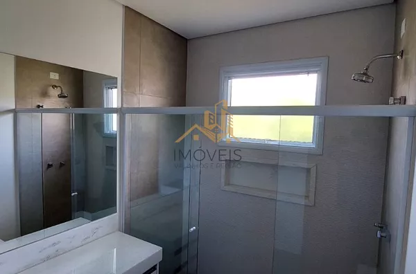 Excelente casa  em condomínio de alto padrão na cidade de Vinhedo.Sendo três suítes, escritório , lavabo, sala dois ambientes, cozinha integrada com sala de jantar, espaço gourmet, ar condicionado,  armários em todos os ambientes , piscina a - Foto 23