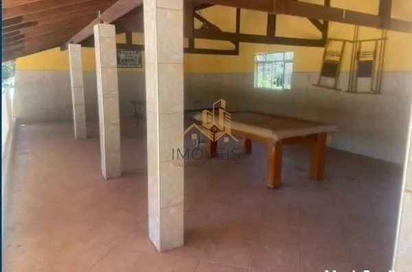 Excelente chácara  a 4 km do centro da cidade de Louveira com 03 dormitórios sendo 01 suíte, sala jantar, sala de estar, 08 vagas de garagem sendo 04 coberta, canil, campo de futsal gramado, piscina, churrasqueira, fogão e forno à lenha, lago, com uma áre - Foto 12