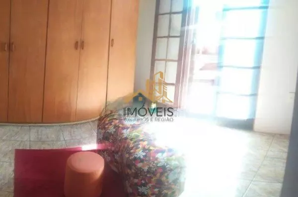 Excelente sobrado em bairro residencial próximo ao centro na cidade de Louveira, com 3 suítes com planejados, avarandada, 2 amplas salas, cozinha planejada, área gourmet com churrasqueira, quintal, 2 vagas de garagem. Agende a sua visita. - Foto 11