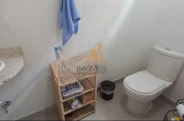 Excelente sobrado em condomínio fechado na cidade de Louveira. Ótimo acabamento, espaços amplos e confortáveis, ampla área gourmet com piscina.  Imóvel apto para financiamento.   Agende sua Visita - Foto 24
