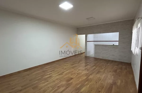 Casa com excelente localização em bairro residencial de Sorocaba com 2 dormitórios, sendo 1 suíte, sala, cozinha americana com armários e conjugada, quintal, lavanderia, banheiro externo, mezanino, vaga para 2 carros cobertas. Portão automático. Sistema d - Foto 10