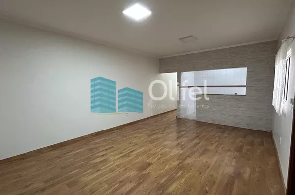 Casa com excelente localização em bairro residencial de Sorocaba com 2 dormitórios, sendo 1 suíte, sala, cozinha americana com armários e conjugada, quintal, lavanderia, banheiro externo, mezanino, vaga para 2 carros cobertas. Portão automático. Sistema d - Foto 10