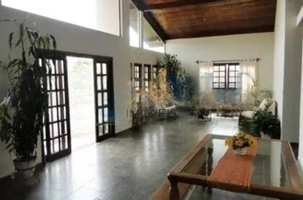 Linda casa em condomínio fechado na cidade de  Vinhedo, 698 m² área construída, 1450,00 m² de terreno, 5 dormitórios sendo 2 suítes, living 4 ambientes, 4 banheiros, 6 vagas de garagem cobertas, piscina, local com muito verde e tranquilidade.  Venha morar