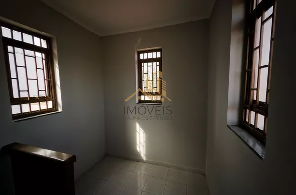 Excelente sobrado para fins comerciais ou residenciais localizado em bairro tradicional na cidade de Louveira. Casa com 3 dormitórios, sendo 1 suíte, 2 dos dormitórios com armários, sala ampla para 2 ambientes, cozinha ampla e repleta de armário, lavande - Foto 24