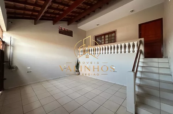 Casa com excelente localização em bairro residencial de Sorocaba com 2 dormitórios, sendo 1 suíte, sala, cozinha americana com armários e conjugada, quintal, lavanderia, banheiro externo, mezanino, vaga para 2 carros cobertas. Portão automático. Sistema d