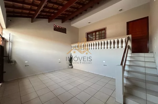 Casa com excelente localização em bairro residencial de Sorocaba com 2 dormitórios, sendo 1 suíte, sala, cozinha americana com armários e conjugada, quintal, lavanderia, banheiro externo, mezanino, vaga para 2 carros cobertas. Portão automático. Sistema d - Foto 5