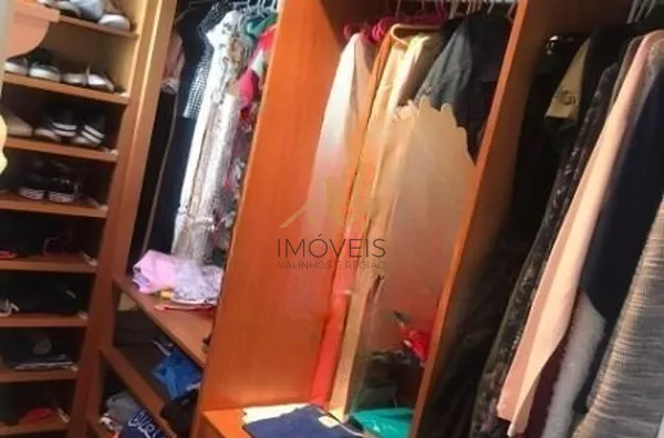 Linda casa em condomínio fechado de alto padrão na cidade de Vinhedo com 4 suítes, sendo no piso térreo uma suíte master com closet e hidromassagem e ar condicionado, sala ampla com lareira , escritório, lavabo, ampla cozinha planejada com copa, despensa, - Foto 16
