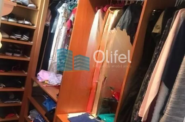 Linda casa em condomínio fechado de alto padrão na cidade de Vinhedo com 4 suítes, sendo no piso térreo uma suíte master com closet e hidromassagem e ar condicionado, sala ampla com lareira , escritório, lavabo, ampla cozinha planejada com copa, despensa, - Foto 16