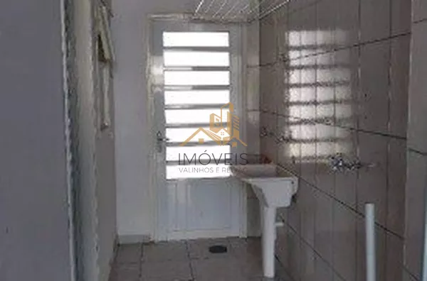Casa para locação em condomínio com piscina, quadra poliesportiva, churrasqueira, portaria 24hs e fácil acesso aos principais comércios e rodovia Anhaguera. São 3 dormitórios, sendo 1 suíte, banheiro social, cozinha planejada, área gourmet, quintal e vag