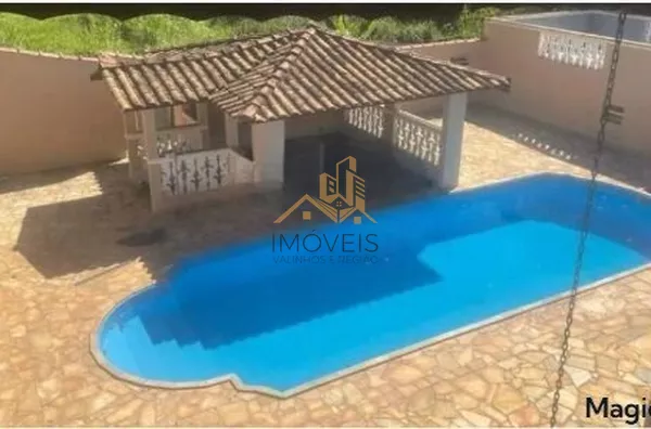Excelente chácara  a 4 km do centro da cidade de Louveira com 03 dormitórios sendo 01 suíte, sala jantar, sala de estar, 08 vagas de garagem sendo 04 coberta, canil, campo de futsal gramado, piscina, churrasqueira, fogão e forno à lenha, lago, com uma áre - Foto 1