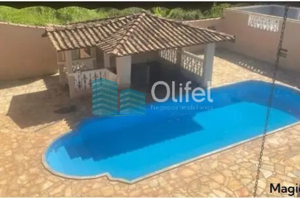 Excelente chácara  a 4 km do centro da cidade de Louveira com 03 dormitórios sendo 01 suíte, sala jantar, sala de estar, 08 vagas de garagem sendo 04 coberta, canil, campo de futsal gramado, piscina, churrasqueira, fogão e forno à lenha, lago, com uma áre - Foto 1