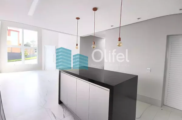 Excelente casa em condomínio na região central da cidade de Louveira.   Piso superior: 2 quartos com sacada 1 banheiro Inferior: 1 suite com closet  1 banheiro Cozinha e sala integradas (cozinha com planejados Área de serviço Externo: quintal gramado, áre - Foto 5