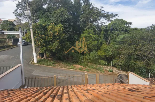 Excelente sobrado para fins comerciais ou residenciais localizado em bairro tradicional na cidade de Louveira. Casa com 3 dormitórios, sendo 1 suíte, 2 dos dormitórios com armários, sala ampla para 2 ambientes, cozinha ampla e repleta de armário, lavande - Foto 37