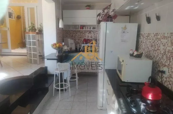 Excelente sobrado em bairro residencial próximo ao centro na cidade de Louveira, com 3 suítes com planejados, avarandada, 2 amplas salas, cozinha planejada, área gourmet com churrasqueira, quintal, 2 vagas de garagem. Agende a sua visita. - Foto 6