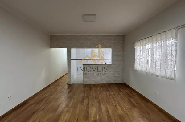 Casa com excelente localização em bairro residencial de Sorocaba com 2 dormitórios, sendo 1 suíte, sala, cozinha americana com armários e conjugada, quintal, lavanderia, banheiro externo, mezanino, vaga para 2 carros cobertas. Portão automático. Sistema d - Foto 8