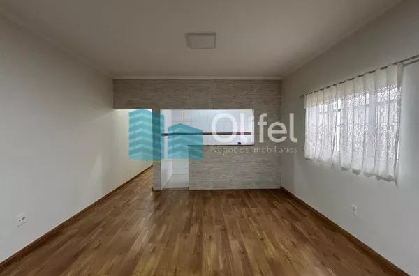 Casa com excelente localização em bairro residencial de Sorocaba com 2 dormitórios, sendo 1 suíte, sala, cozinha americana com armários e conjugada, quintal, lavanderia, banheiro externo, mezanino, vaga para 2 carros cobertas. Portão automático. Sistema d - Foto 8