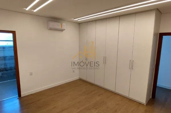 Excelente casa  em condomínio de alto padrão na cidade de Vinhedo.Sendo três suítes, escritório , lavabo, sala dois ambientes, cozinha integrada com sala de jantar, espaço gourmet, ar condicionado,  armários em todos os ambientes , piscina a - Foto 19