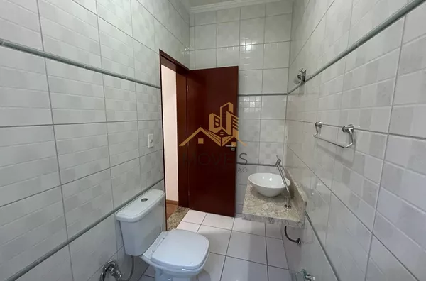 Casa com excelente localização em bairro residencial de Sorocaba com 2 dormitórios, sendo 1 suíte, sala, cozinha americana com armários e conjugada, quintal, lavanderia, banheiro externo, mezanino, vaga para 2 carros cobertas. Portão automático. Sistema d - Foto 15