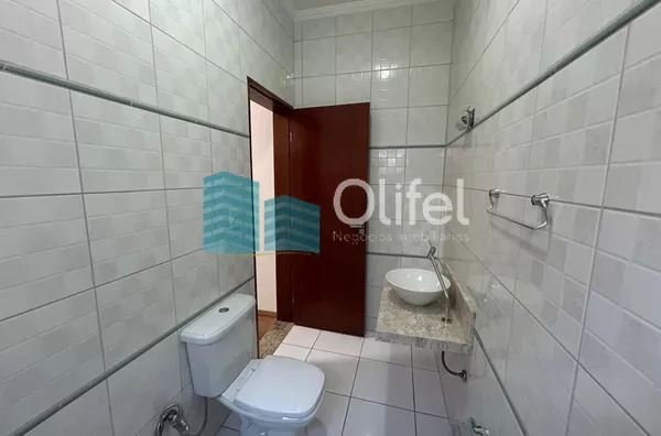 Casa com excelente localização em bairro residencial de Sorocaba com 2 dormitórios, sendo 1 suíte, sala, cozinha americana com armários e conjugada, quintal, lavanderia, banheiro externo, mezanino, vaga para 2 carros cobertas. Portão automático. Sistema d - Foto 15