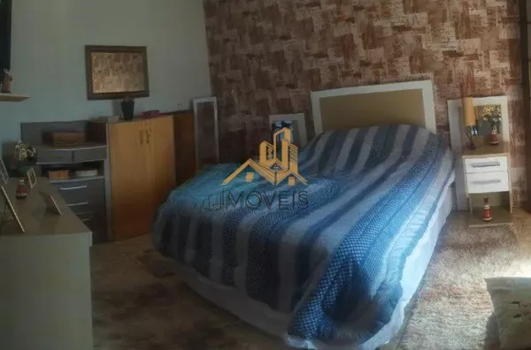 Excelente sobrado em bairro residencial próximo ao centro na cidade de Louveira, com 3 suítes com planejados, avarandada, 2 amplas salas, cozinha planejada, área gourmet com churrasqueira, quintal, 2 vagas de garagem. Agende a sua visita. - Foto 16