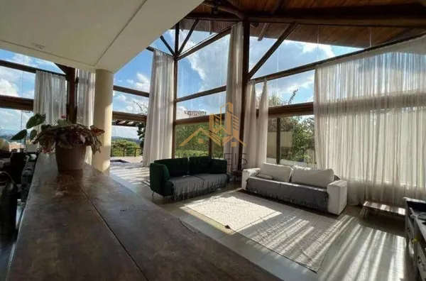 Casa à venda com 5 suítes em  condomínio de alto padrão na cidade de Louveira.  Lindo sobrado moderno e com fino acabamento, são 760m² de construção em um terreno de 1.890m², o andar superior oferece 3 suítes sendo a master com closet e banheira com hidro - Foto 9