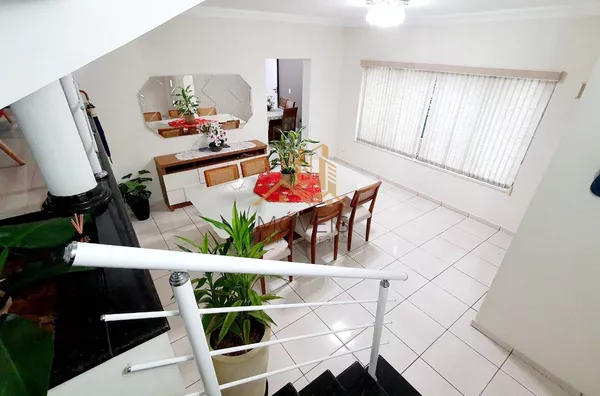 Casa moderna, com muito espaço, sala de estar, de tv, de jantar, escritório, 3 dormitórios com armários, sendo 1 suíte máster com sacada, lavabo, banheiro social, cozinha e lavanderia com armários, despensa, dormitório e banheiro de empregada, 4 vagas de - Foto 9