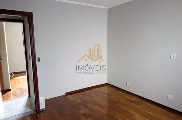 Excelente sobrado para fins comerciais ou residenciais localizado em bairro tradicional na cidade de Louveira. Casa com 3 dormitórios, sendo 1 suíte, 2 dos dormitórios com armários, sala ampla para 2 ambientes, cozinha ampla e repleta de armário, lavande - Foto 8