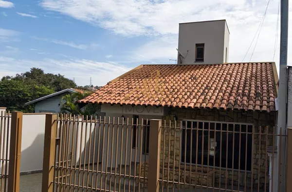 Excelente sobrado para fins comerciais ou residenciais localizado em bairro tradicional na cidade de Louveira. Casa com 3 dormitórios, sendo 1 suíte, 2 dos dormitórios com armários, sala ampla para 2 ambientes, cozinha ampla e repleta de armário, lavande
