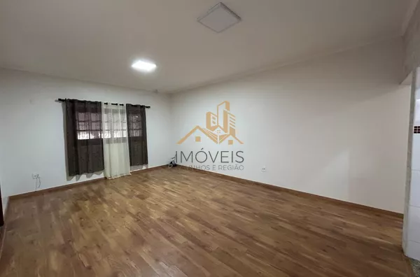 Casa com excelente localização em bairro residencial de Sorocaba com 2 dormitórios, sendo 1 suíte, sala, cozinha americana com armários e conjugada, quintal, lavanderia, banheiro externo, mezanino, vaga para 2 carros cobertas. Portão automático. Sistema d - Foto 20