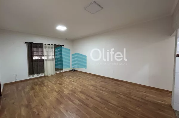 Casa com excelente localização em bairro residencial de Sorocaba com 2 dormitórios, sendo 1 suíte, sala, cozinha americana com armários e conjugada, quintal, lavanderia, banheiro externo, mezanino, vaga para 2 carros cobertas. Portão automático. Sistema d - Foto 20