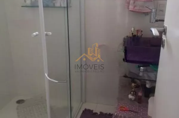 Linda casa em condomínio fechado de alto padrão na cidade de Vinhedo com 4 suítes, sendo no piso térreo uma suíte master com closet e hidromassagem e ar condicionado, sala ampla com lareira , escritório, lavabo, ampla cozinha planejada com copa, despensa, - Foto 23