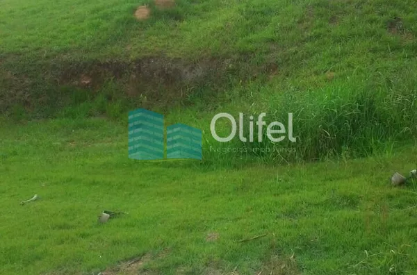 Terreno com leve aclive, ideal para projetos modernos que aproveitam ao máximo o potencial arquitetônico. Ótima localização próximo a mercados, farmácias, padarias, escolas públicas e particulares. Detalhes do condomínio: * Segurança e portaria 24horas. * - Foto 4