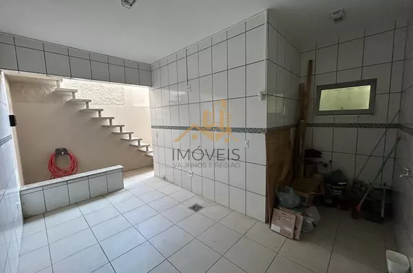 Casa com excelente localização em bairro residencial de Sorocaba com 2 dormitórios, sendo 1 suíte, sala, cozinha americana com armários e conjugada, quintal, lavanderia, banheiro externo, mezanino, vaga para 2 carros cobertas. Portão automático. Sistema d - Foto 24