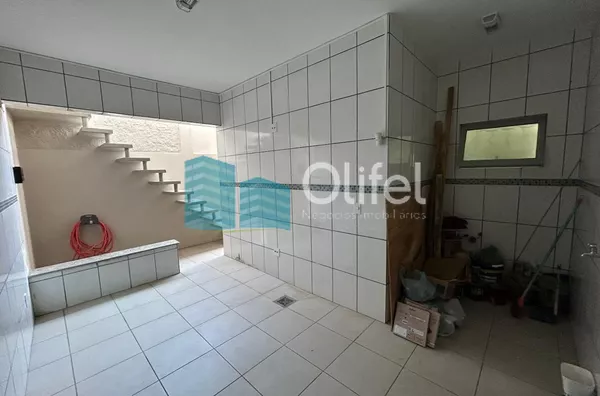 Casa com excelente localização em bairro residencial de Sorocaba com 2 dormitórios, sendo 1 suíte, sala, cozinha americana com armários e conjugada, quintal, lavanderia, banheiro externo, mezanino, vaga para 2 carros cobertas. Portão automático. Sistema d - Foto 24