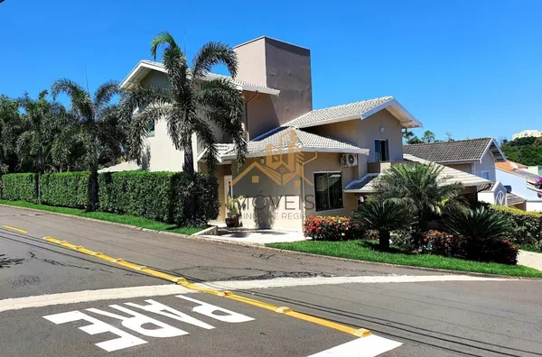 Casa moderna, com muito espaço, sala de estar, de tv, de jantar, escritório, 3 dormitórios com armários, sendo 1 suíte máster com sacada, lavabo, banheiro social, cozinha e lavanderia com armários, despensa, dormitório e banheiro de empregada, 4 vagas de - Foto 2