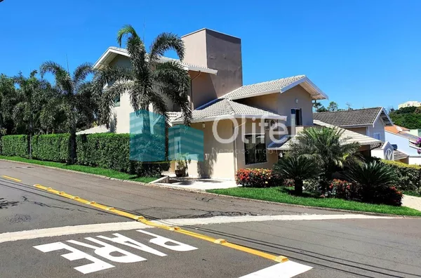 Casa moderna, com muito espaço, sala de estar, de tv, de jantar, escritório, 3 dormitórios com armários, sendo 1 suíte máster com sacada, lavabo, banheiro social, cozinha e lavanderia com armários, despensa, dormitório e banheiro de empregada, 4 vagas de - Foto 2