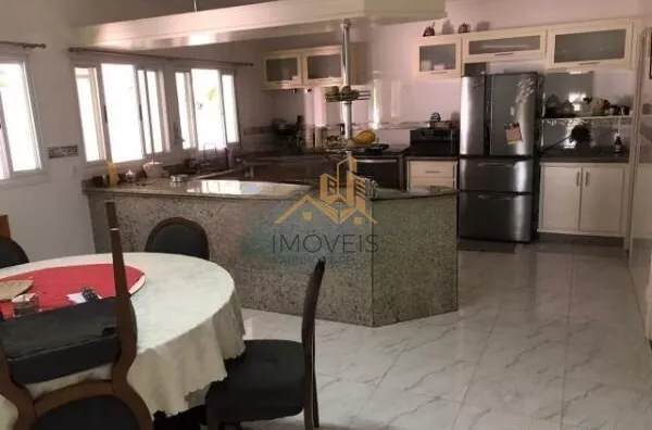 Linda casa em condomínio fechado de alto padrão na cidade de Vinhedo com 4 suítes, sendo no piso térreo uma suíte master com closet e hidromassagem e ar condicionado, sala ampla com lareira , escritório, lavabo, ampla cozinha planejada com copa, despensa, - Foto 8