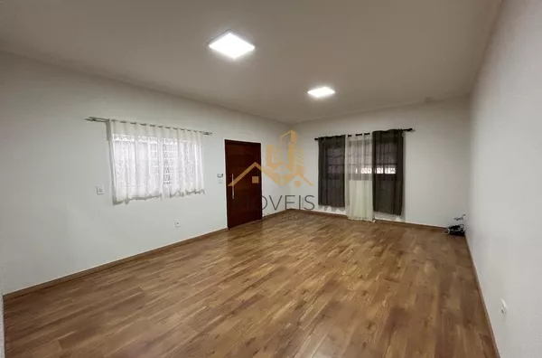 Casa com excelente localização em bairro residencial de Sorocaba com 2 dormitórios, sendo 1 suíte, sala, cozinha americana com armários e conjugada, quintal, lavanderia, banheiro externo, mezanino, vaga para 2 carros cobertas. Portão automático. Sistema d - Foto 7