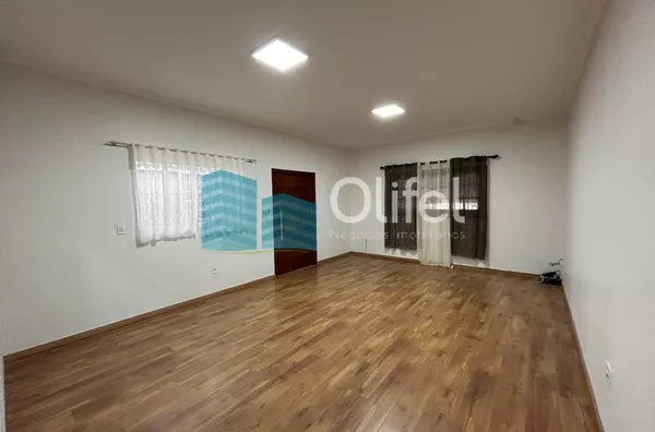 Casa com excelente localização em bairro residencial de Sorocaba com 2 dormitórios, sendo 1 suíte, sala, cozinha americana com armários e conjugada, quintal, lavanderia, banheiro externo, mezanino, vaga para 2 carros cobertas. Portão automático. Sistema d - Foto 7