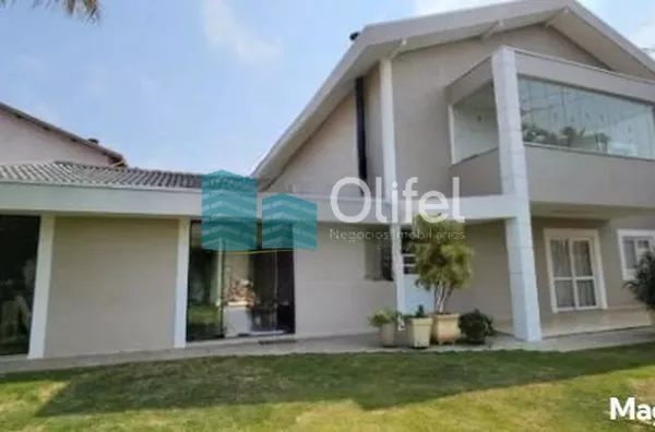 Lindo sobrado em condomínio com ótima localização e segurança 24 horas, 640 m² de terreno com 360 m² de construção, 4 dormitórios sendo 2 suítes e uma com hidromassagem e closet, 2 salas, lavabo, ampla cozinha com copa, lavanderia, ótimo espaço externo co - Foto 1