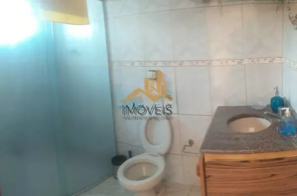 Excelente sobrado em bairro residencial próximo ao centro na cidade de Louveira, com 3 suítes com planejados, avarandada, 2 amplas salas, cozinha planejada, área gourmet com churrasqueira, quintal, 2 vagas de garagem. Agende a sua visita. - Foto 7