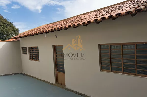 Excelente sobrado para fins comerciais ou residenciais localizado em bairro tradicional na cidade de Louveira. Casa com 3 dormitórios, sendo 1 suíte, 2 dos dormitórios com armários, sala ampla para 2 ambientes, cozinha ampla e repleta de armário, lavande - Foto 23