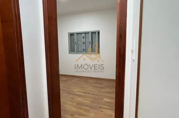 Casa com excelente localização em bairro residencial de Sorocaba com 2 dormitórios, sendo 1 suíte, sala, cozinha americana com armários e conjugada, quintal, lavanderia, banheiro externo, mezanino, vaga para 2 carros cobertas. Portão automático. Sistema d - Foto 17