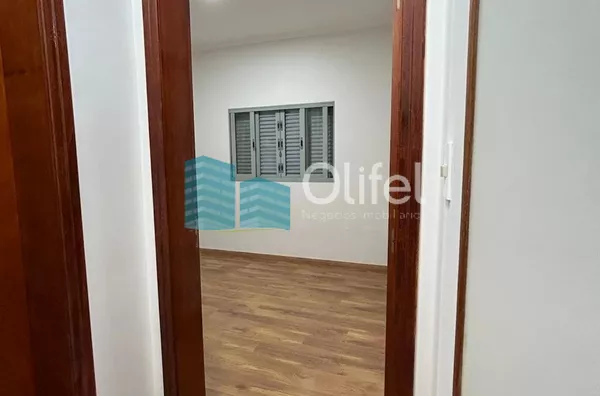 Casa com excelente localização em bairro residencial de Sorocaba com 2 dormitórios, sendo 1 suíte, sala, cozinha americana com armários e conjugada, quintal, lavanderia, banheiro externo, mezanino, vaga para 2 carros cobertas. Portão automático. Sistema d - Foto 17