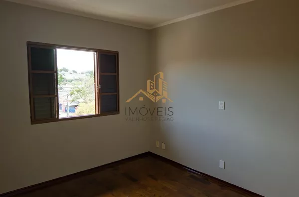 Excelente sobrado para fins comerciais ou residenciais localizado em bairro tradicional na cidade de Louveira. Casa com 3 dormitórios, sendo 1 suíte, 2 dos dormitórios com armários, sala ampla para 2 ambientes, cozinha ampla e repleta de armário, lavande - Foto 12