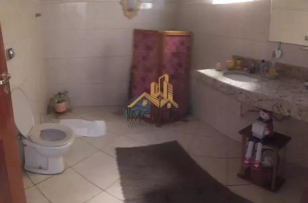 Excelente sobrado em bairro residencial próximo ao centro na cidade de Louveira, com 3 suítes com planejados, avarandada, 2 amplas salas, cozinha planejada, área gourmet com churrasqueira, quintal, 2 vagas de garagem. Agende a sua visita. - Foto 10