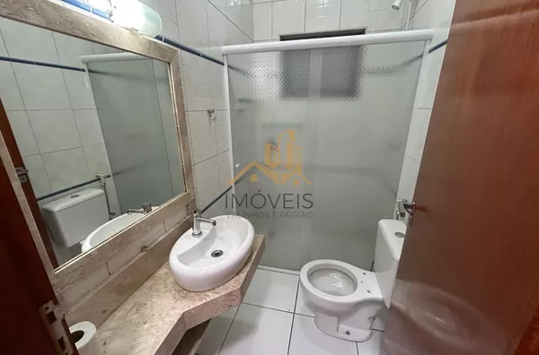 Casa com excelente localização em bairro residencial de Sorocaba com 2 dormitórios, sendo 1 suíte, sala, cozinha americana com armários e conjugada, quintal, lavanderia, banheiro externo, mezanino, vaga para 2 carros cobertas. Portão automático. Sistema d - Foto 14