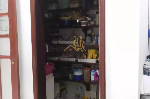 Linda casa de esquina com 3 dormitórios, sendo 1 suíte com hidromassagem, sala 2 ambientes, escritório, cozinha planejada, despensa, área gourmet, garagem para 2 carros cobertas, portão automático, bairro tranquilo. Vale a pena conferir.