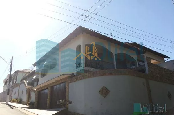 Linda casa de esquina com 3 dormitórios, sendo 1 suíte com hidromassagem, sala 2 ambientes, escritório, cozinha planejada, despensa, área gourmet, garagem para 2 carros cobertas, portão automático, bairro tranquilo. Vale a pena conferir. - Foto 2