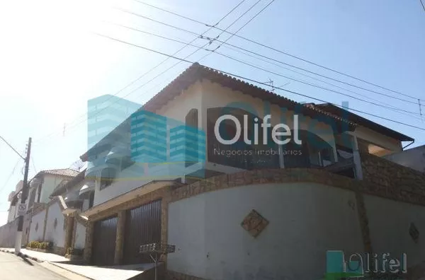 Linda casa de esquina com 3 dormitórios, sendo 1 suíte com hidromassagem, sala 2 ambientes, escritório, cozinha planejada, despensa, área gourmet, garagem para 2 carros cobertas, portão automático, bairro tranquilo. Vale a pena conferir. - Foto 2